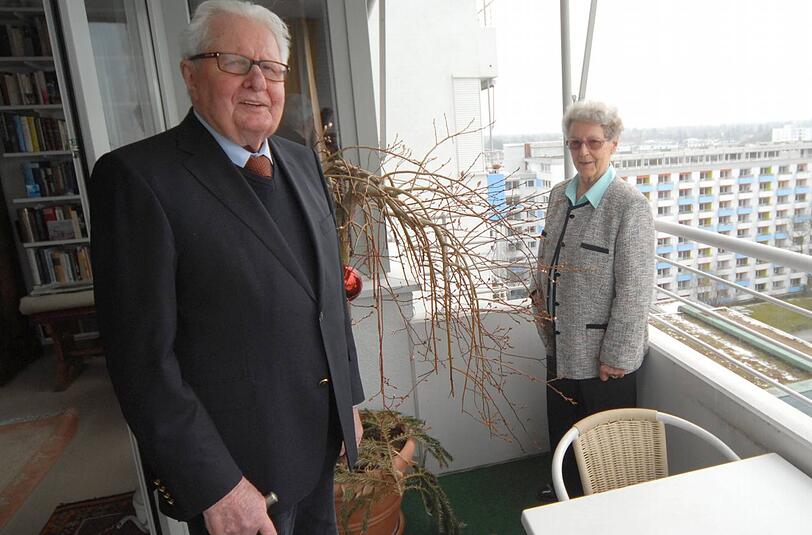 Liselotte und Hans-Jochen Vogel auf dem Balkon in ihrem Münchner Heim