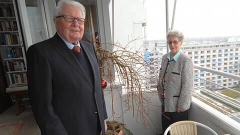 Liselotte und Hans-Jochen Vogel auf dem Balkon in ihrem Münchner Heim