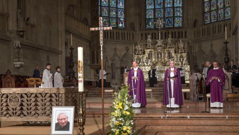 Dompropst Franz Frühmorgen (2.v.r) würdigt den ehemaligen Domkapellmeister Georg Ratzinger. Foto: Uwe Moosburger/Bistum Regensburg/dpa Dompropst Franz Frühmorgen (2.v.r) würdigt den ehemaligen Domkapellmeister Georg Ratzinger. Foto: Uwe Moosburger/Bistum Regensburg/dpa