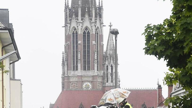 Rettunsgaktion vor der Kirche Heilig Kreuz. Rettunsgaktion vor der Kirche Heilig Kreuz.
