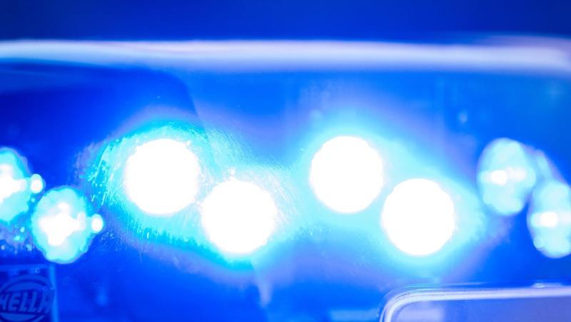 Ein Blaulicht leuchtet an einer Polizeistreife. Foto: Lino Mirgeler/dpa/Symbolbild Ein Blaulicht leuchtet an einer Polizeistreife. Foto: Lino Mirgeler/dpa/Symbolbild