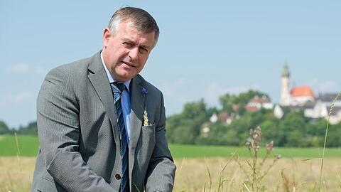Walter Heidl, der Präsident des bayerischen Bauernverbandes, in einem Getreidefeld. Foto: Sven Hoppe/dpa/Archivbild