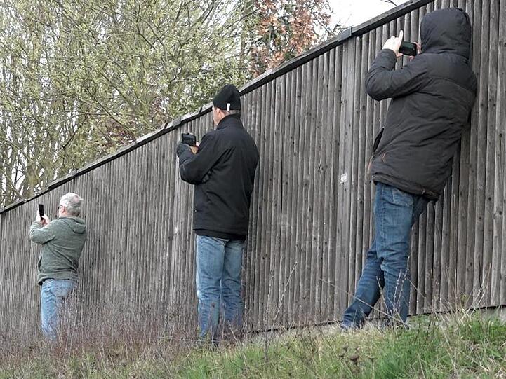 Handy-Wegnahme ist kein Allheilmittel gegen Gaffer. Foto: Alexander Auer/Archivbild