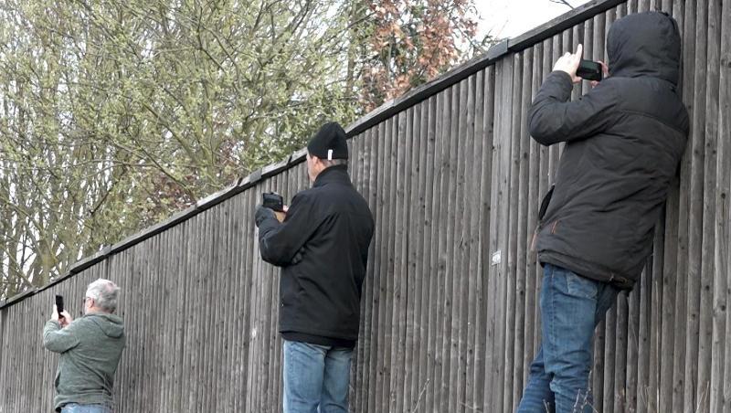 Handy-Wegnahme ist kein Allheilmittel gegen Gaffer. Foto: Alexander Auer/Archivbild Handy-Wegnahme ist kein Allheilmittel gegen Gaffer. Foto: Alexander Auer/Archivbild