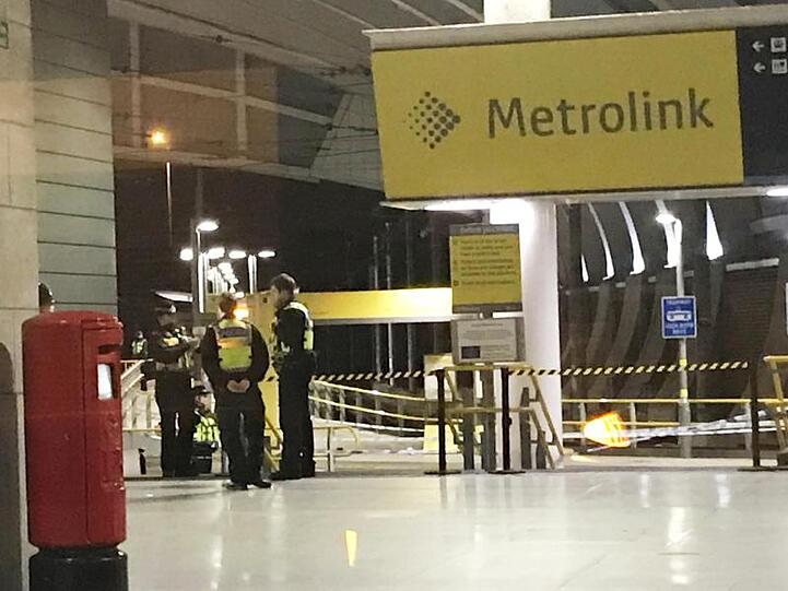 Polizisten am Bahnhof Victoria Station in Manchester.