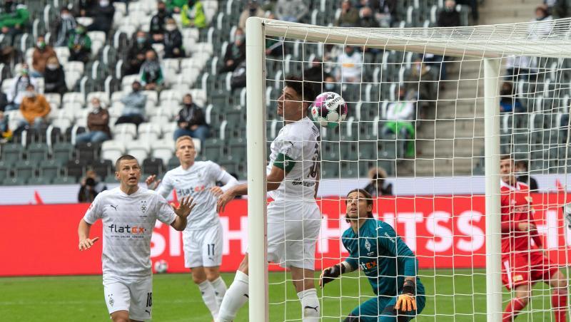 Mönchengladbachs Lars Stindl und Torhüter Yann Sommer können das Unioner Ausgleichstor nicht verhindern.