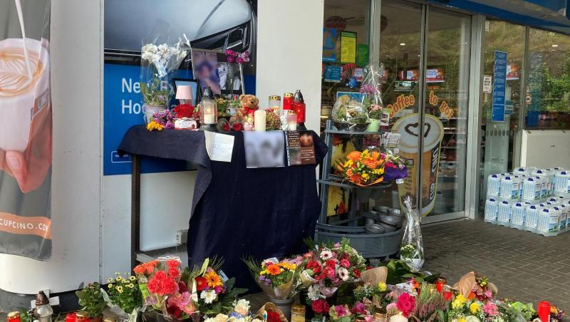 Blumen und Kerzen sind vor der Aral-Tankstelle in Idar-Oberstein aufgestellt.
