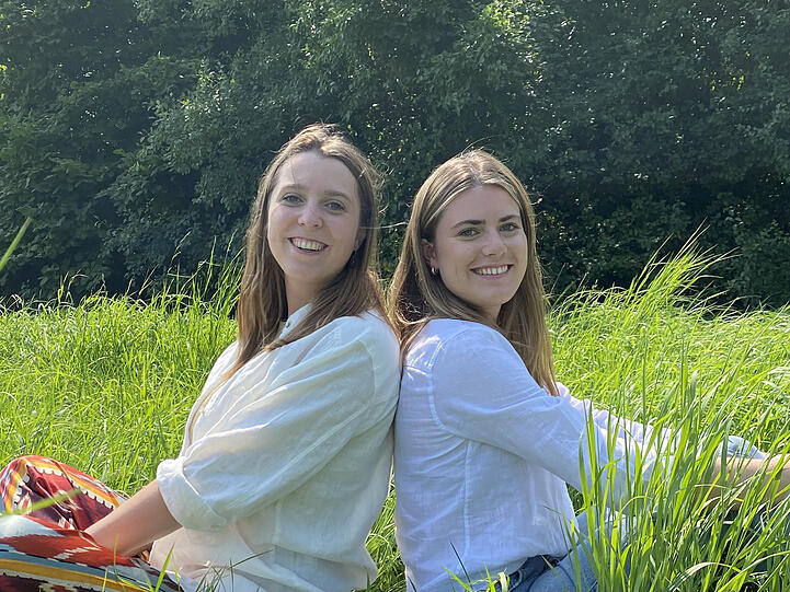 Ihr Gras darf lange wachsen, wie dieses hier im Bild. Denn die Münchnerin Katharina (Kati) Lehmkuhl (r.) und Melusine Bliesener lassen daraus kompostierbares Bio-Geschenkpapier machen.