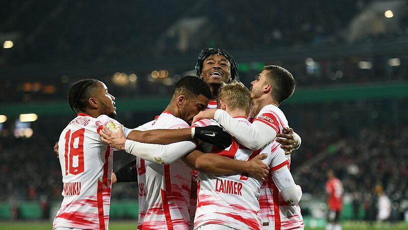 Die Spieler von RB Leipzig feiern das 3:0 gegen Hannover 96.