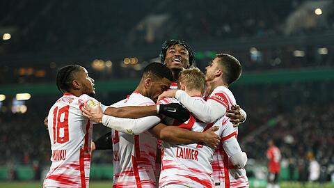 Die Spieler von RB Leipzig feiern das 3:0 gegen Hannover 96.