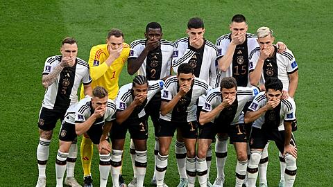 Die deutsche Fußball-Mannschaft setzte vor dem Spiel gegen Japan ein Zeichen.