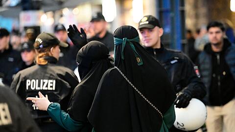 Trotz Verbots der Veranstaltung versammelte sich eine Gruppe von pro-palästinensischen Demonstrantinnen und Demonstranten am Hamburger Hauptbahnhof. Die Polizei reagierte mit Festnahmen.