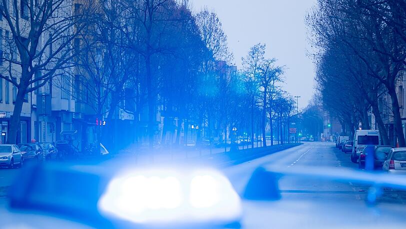 Ein Blaulicht leuchtet auf dem Dach eines Streifenwagens der Polizei.
