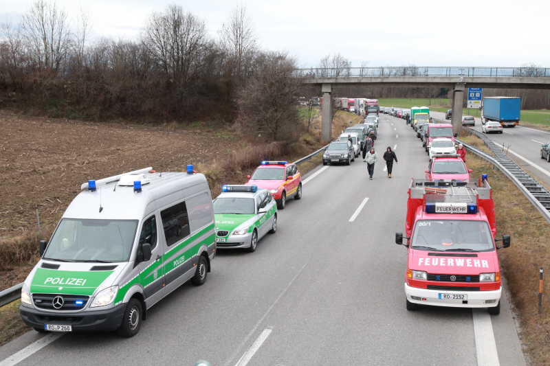 Am Freitag stürmte es so gewaltig, dass auf der A8 im Landkreis Rosenheim ein Lkw umgweht wurde und quer über die Fahrbahn kippte.
