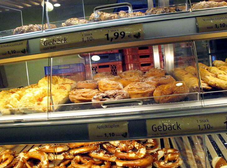 Diese sollten verhindern, dass Kunden Brezn oder Semmeln erst
anfassen und dann wieder zurücklegen.