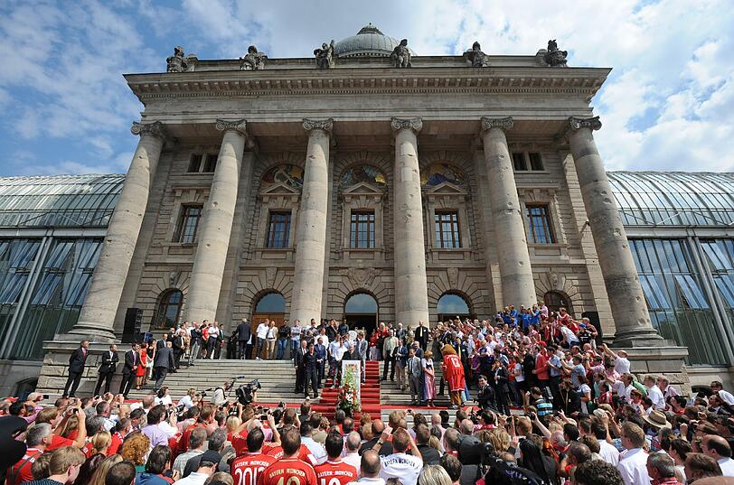 Horst Seehofer lud die Bayern anlässlich des Triumphes in der Vorsaison ein. Hier die Bilder vom offiziellen Empfang in der Staatskanzlei.