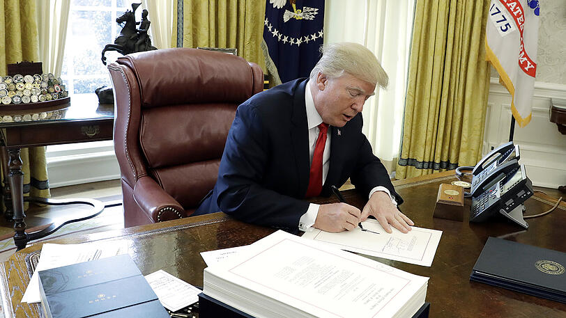 US-Präsident Donald Trump unterschreibt im Weißen Haus das neue Steuergesetz. Die nun verabschiedete Steuerreform soll den USA einen Wirtschaftsboom bringen.
