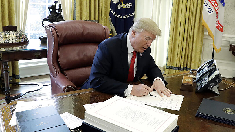 US-Präsident Donald Trump unterschreibt im Weißen Haus das neue Steuergesetz. Die nun verabschiedete Steuerreform soll den USA einen Wirtschaftsboom bringen. US-Präsident Donald Trump unterschreibt im Weißen Haus das neue Steuergesetz. Die nun verabschiedete Steuerreform soll den USA einen Wirtschaftsboom bringen.