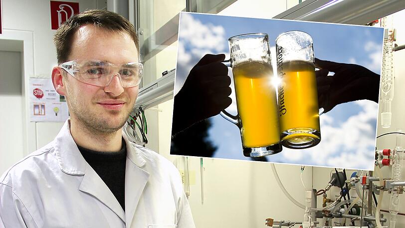 Michael Kirchinger zeigt im Labor seinen Ausgangsstoff Xanthohumol.