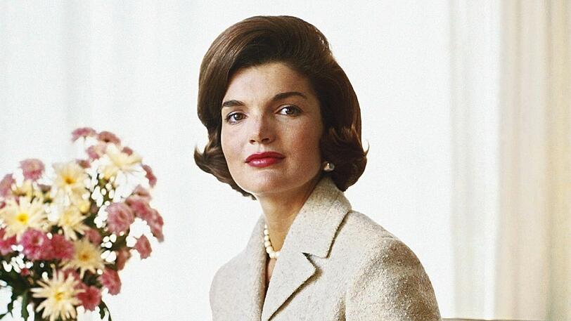 Die Präsidentengattin Jackie Kennedy verlor zwei Kinder. Tochter Arabella wurde tot geboren, Sohn Patrick lebte nur zwei Tage. Jackie Kennedy starb 1994, ihr Sohn John F. Kennedy jr. starb 1999 bei einem Flugzeugabsturz. Ihre einzige lebende Tochter Caroline ist heute 63 Jahre alt.