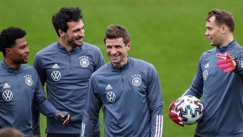 Mit Mats Hummels (2.v.l.) und Thomas Müller (2.v.r.) startet die DFB-Elf gegen Dänemark.