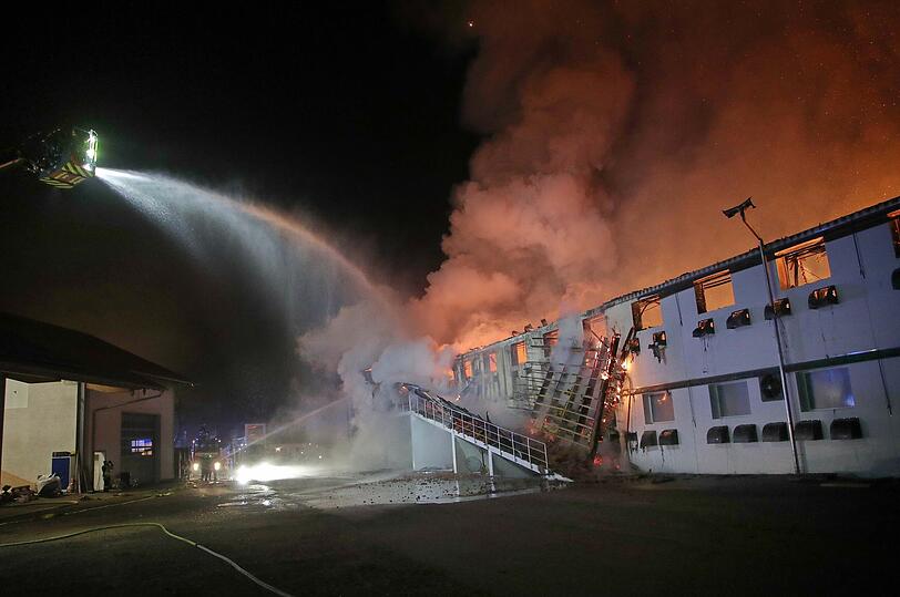 Bei Eintreffen der Feuerwehren und der ebenfalls alarmierten Streifenbesatzung der Polizeiinspektion Burghausen stand der Stall bereits in Vollbrand.