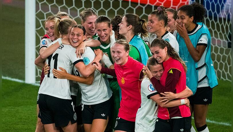 Die DFB-Frauen jubeln nach ihrem Sieg im Viertelfinale gegen Frankreich ausgelassen.