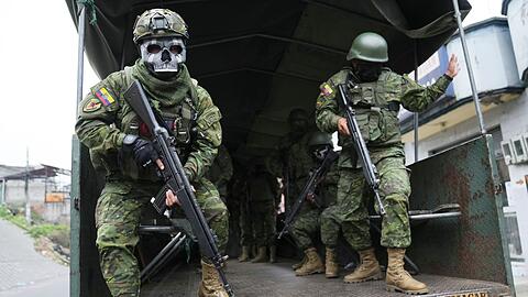 Die ecuadorianische Regierung betrachtet die Gangs als nicht-staatliche Kriegsparteien und geht hart gegen sie vor.