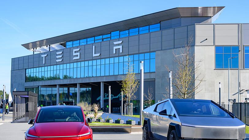 Der US-Elektroautobauer Tesla will die Produktion in seinem Werk in Gr&uuml;nheide noch weiter ankurbeln. (Archivbild)