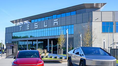 Der US-Elektroautobauer Tesla will die Produktion in seinem Werk in Gr&uuml;nheide noch weiter ankurbeln. (Archivbild)