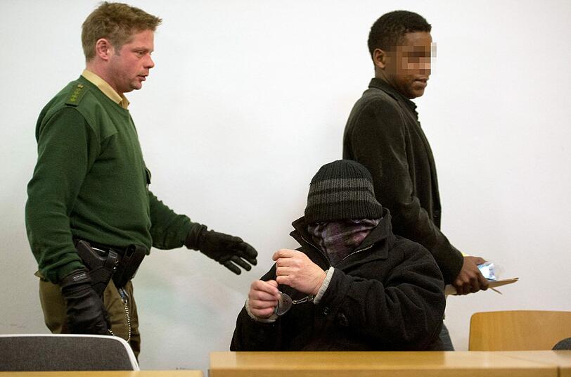 Der Angeklagte Hans B. sitzt am Mittwoch (21.12.2011) im Saal des Landgerichts in Landshut (Niederbayern). Der 58-jährige Deutsche soll in Haiti mehrfach einen Buben sexuell missbraucht und das Kind schließlich gemeinsam mit einem 27 Jahre alten Mitangeklagten nach Deutschland verschleppt haben.
