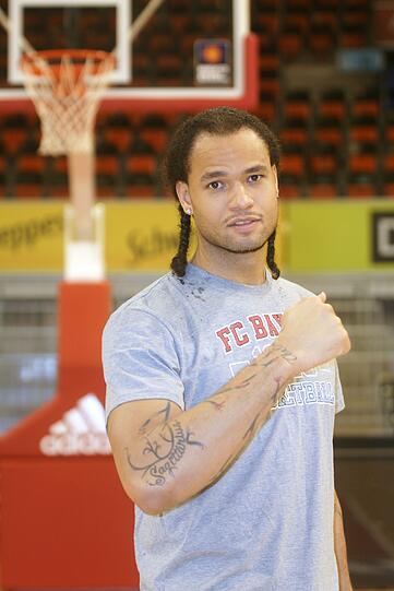 Besonders mag er das Tattoo auf seinem rechten Arm: "Es reicht vom Unterarm zum Bizeps, stellt mein Sternzeichen Schütze dar und ist meinem Sohn Chevon Junior gewidmet. Ich sehen ihn leider nicht oft, es erinnert mich an ihn."