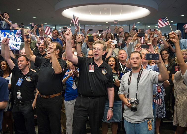 Die NASA-Mitarbeiter zeigen sich über die Ereignisse sichtlich erfreut.