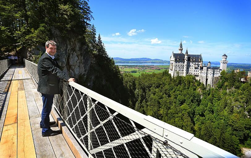 Seit Donnerstag dürfen die Besucher von Neuschwanstein wieder den herrlichen Blick von der Marienbrücke aus genießen.