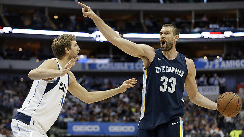 Dirk Nowitzki (links) attackiert Marc Gasol von den Memphis Grizzlies.