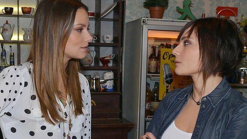 Bei Jasmin (Janina Uhse, l.) und Anni (Linda Marlen Runge) fliegen die Fetzen Bei Jasmin (Janina Uhse, l.) und Anni (Linda Marlen Runge) fliegen die Fetzen
