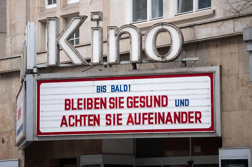 An einem geschlossenen Kino steht &bdquo;Bis Bald! Bleiben sie gesund&ldquo;. In Bayern sollen die Kinos bald wieder öffnen.