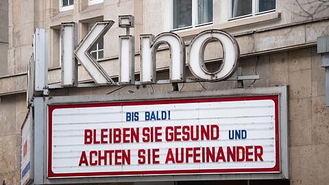 An einem geschlossenen Kino steht &bdquo;Bis Bald! Bleiben sie gesund&ldquo;. In Bayern sollen die Kinos bald wieder öffnen.