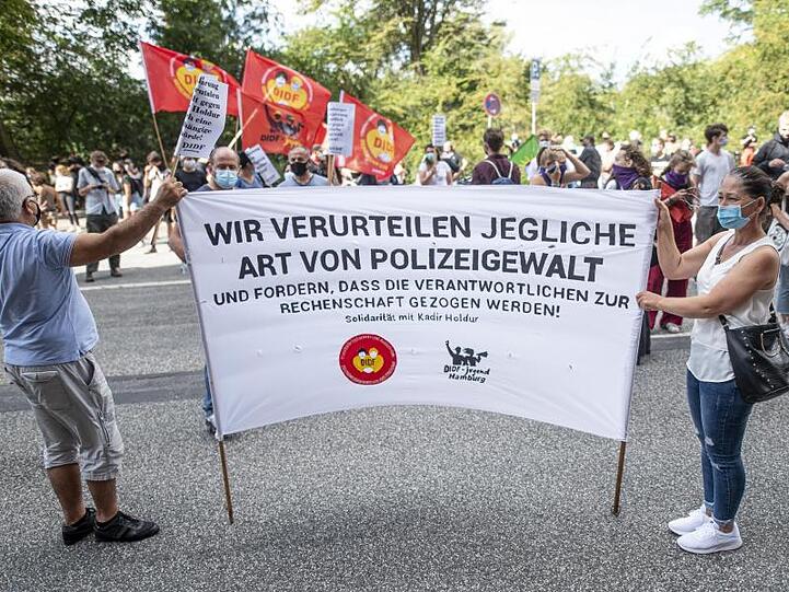 Rund 250 Menschen protestierten in Hamburg gegen rassistische Polizeigewalt.