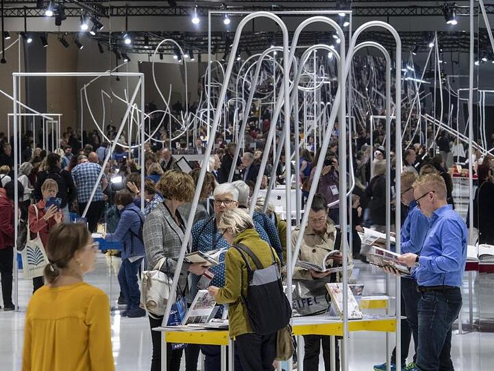 Besucher im norwegischen Pavillon.