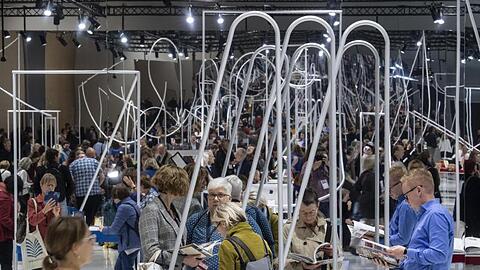 Besucher im norwegischen Pavillon.