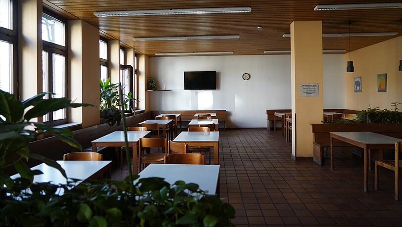 Im Speisesaal gibt es täglich zwei warme Gerichte. Besonders beliebt ist Schnitzel. Im Speisesaal gibt es täglich zwei warme Gerichte. Besonders beliebt ist Schnitzel.