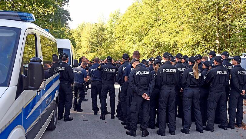 Einheiten der Bereitschaftspolizei im Perlacher Forst am Dienstag, 12. September. Sie durchkämmen den Wald nach Spuren der Vermissten Vanessa Huber. Einheiten der Bereitschaftspolizei im Perlacher Forst am Dienstag, 12. September. Sie durchkämmen den Wald nach Spuren der Vermissten Vanessa Huber.