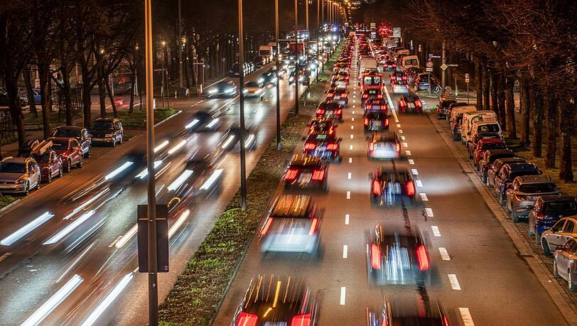 Auf der Landshuter Allee werden die Grenzwerte für Stickstoffdioxid überschritten. Die Stadt muss deshalb ihr Diesel-Fahrverbot verschärfen.