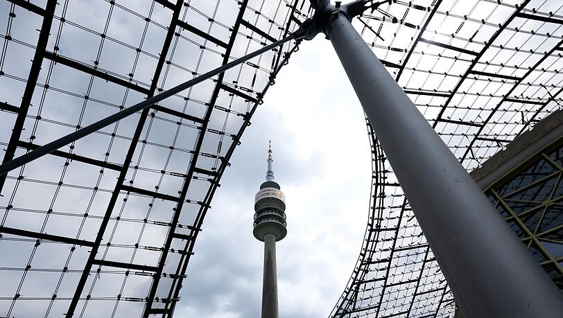 Der Olympiaturm ist zwischen dem Zeltdach im Olympiapark zu sehen.