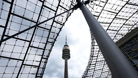 Der Olympiaturm ist zwischen dem Zeltdach im Olympiapark zu sehen.