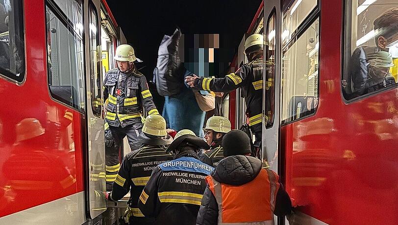 Die Fahrgäste einer S-Bahn mussten in München von der Feuerwehr gerettet werden.