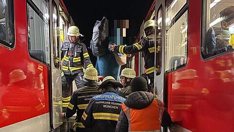 Die Fahrgäste einer S-Bahn mussten in München von der Feuerwehr gerettet werden.