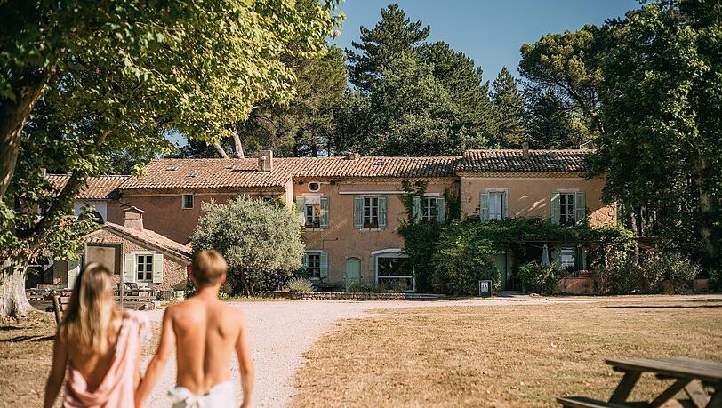 Zur Ruhe kommen im Herzen der Provence, in der Domaine de B&eacute;l&eacute;zy.