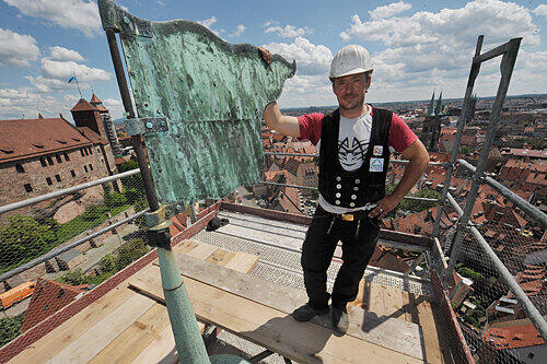 Er hat Nürnbergs aussichtsreichsten Arbeitsplatz: Dachdecker Oliver Heuberger auf dem Tiergärtnertorturm.